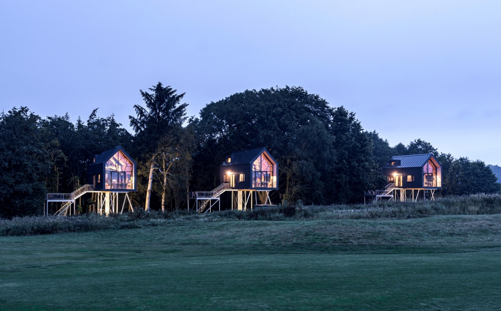 Die Lütetsburg Lodges in Ostfriesland sind drei exklusive Baumhäuser am Waldrand, die zu Erholung, Müßiggang und Naturerlebnis einladen. Der Golfplatz liegt den Gästen zu Füßen.
