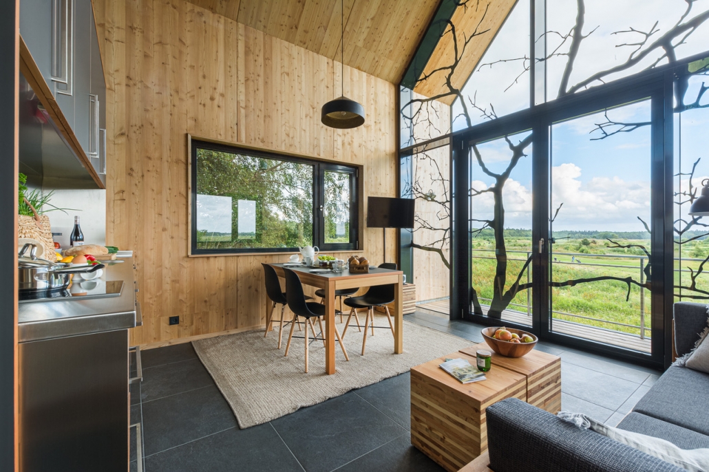Die Lütetsburg Lodges in Ostfriesland sind drei exklusive Baumhäuser am Waldrand, die zu Erholung, Müßiggang und Naturerlebnis einladen. Der Golfplatz liegt den Gästen zu Füßen.